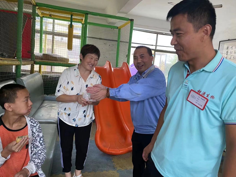 中秋將至公司領導走進特殊教育學校及困難家庭，給他們帶去了生活用品及中秋月餅