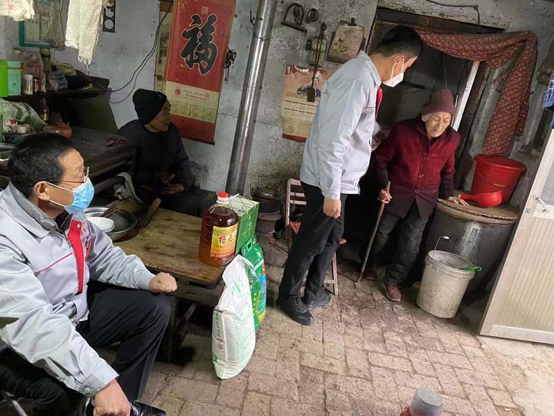 新春佳節來臨之際，甜源生物、綠田源高科公司領導走進特殊兒童學校、困難家庭，為他們送去了過年應節物質。