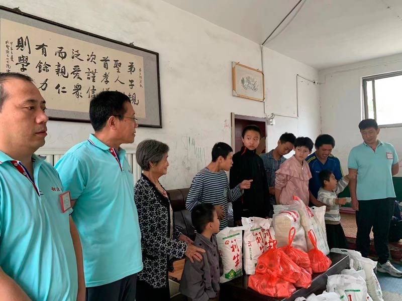 在中秋國慶來臨之際，我公司各部門領導一行走訪困難家庭及特殊兒童學校，送溫暖。
