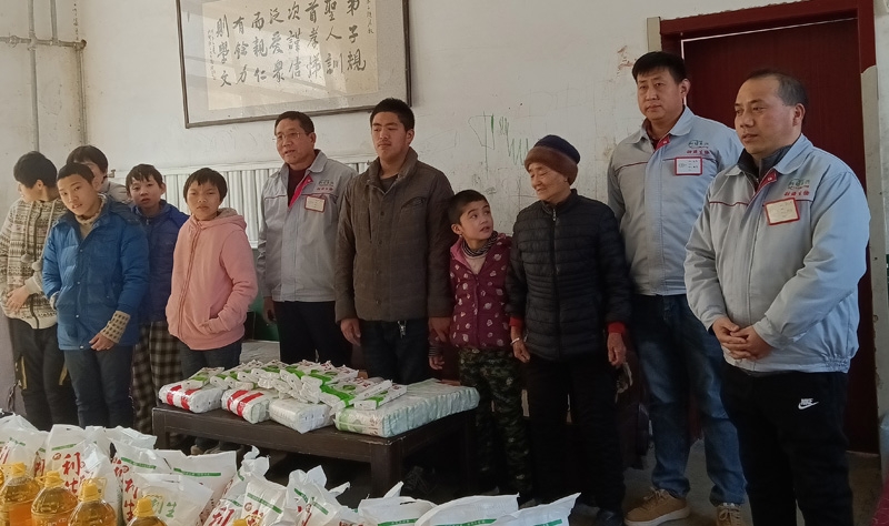 春節臨近公司領導前往特殊兒童教育學校探望在這里生活學習的孩子們，為他們帶去了米面油等生活必需品。